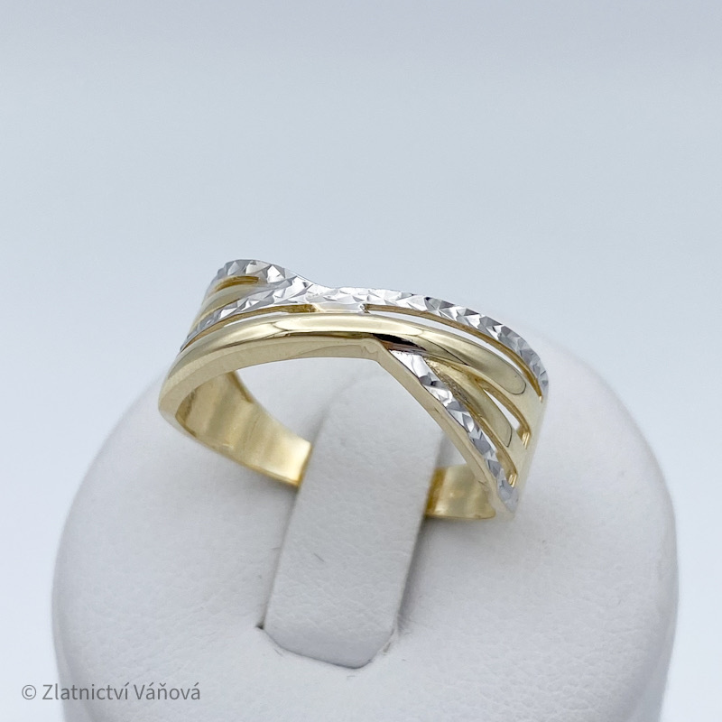 Žluté zlato prsten s bílým broušením